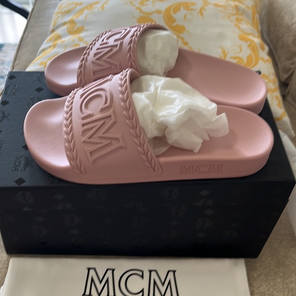 Mcm pink rubber slide - Picture 3 of 8